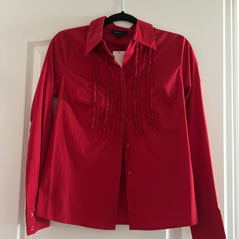 BCBG cotton stretch tuxedo shirt with ruffle details. L